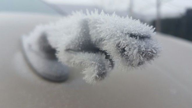 Как мороз превращает автомобили в предметы искусства 45
