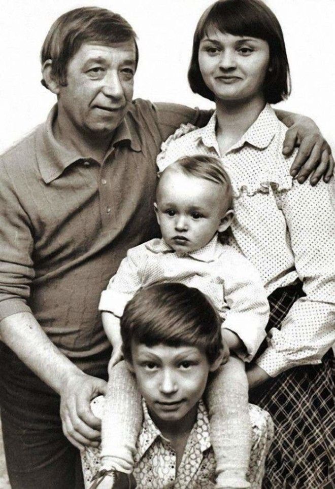 Из личных архивов: трогательные семейные фото любимых с детства актеров 57
