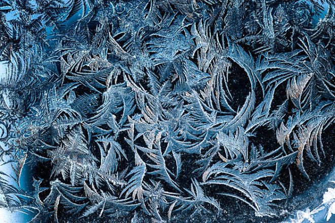Как мороз превращает автомобили в предметы искусства 50