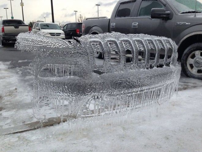 Как мороз превращает автомобили в предметы искусства 46