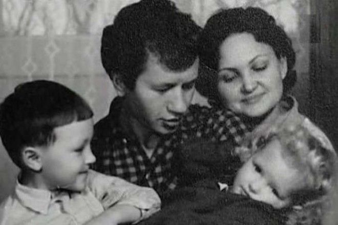 Из личных архивов: трогательные семейные фото любимых с детства актеров 63