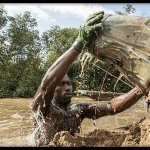 “Люди гибнут за песок”: история о том, как люди в Камеруне на жизнь зарабатывают