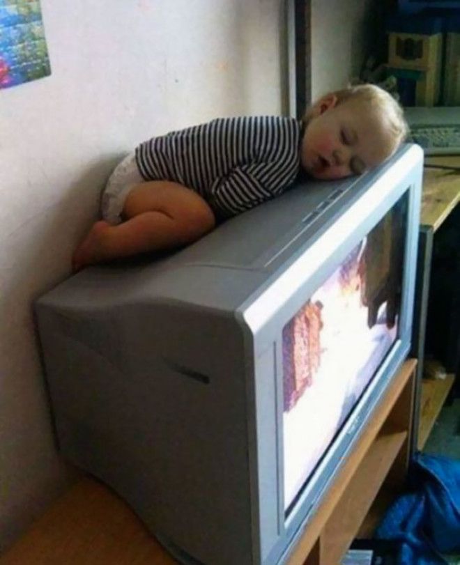 30 доказательств того, что дети могут спать где угодно и как угодно 59