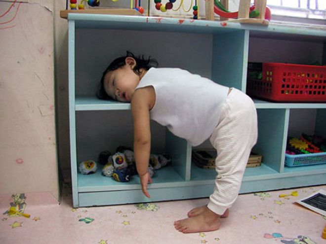 30 доказательств того, что дети могут спать где угодно и как угодно 52