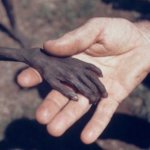 История одной фотографии: Голодный мальчик и миссионер