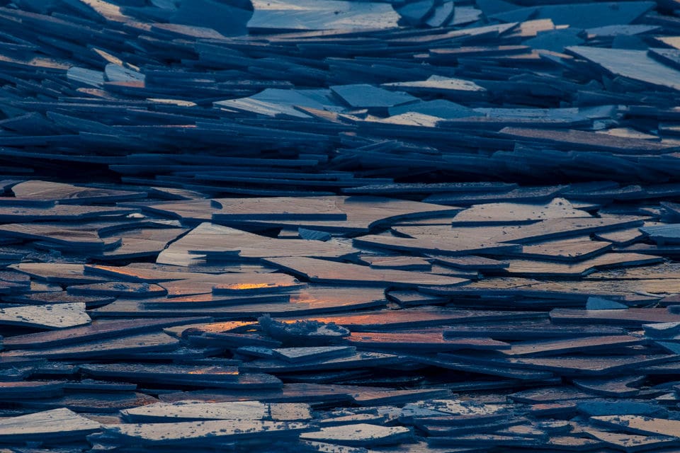 Лёд замёрзшего озера Мичиган рассыпался на осколки. Это редкий и очень эффектный весенний феномен 51