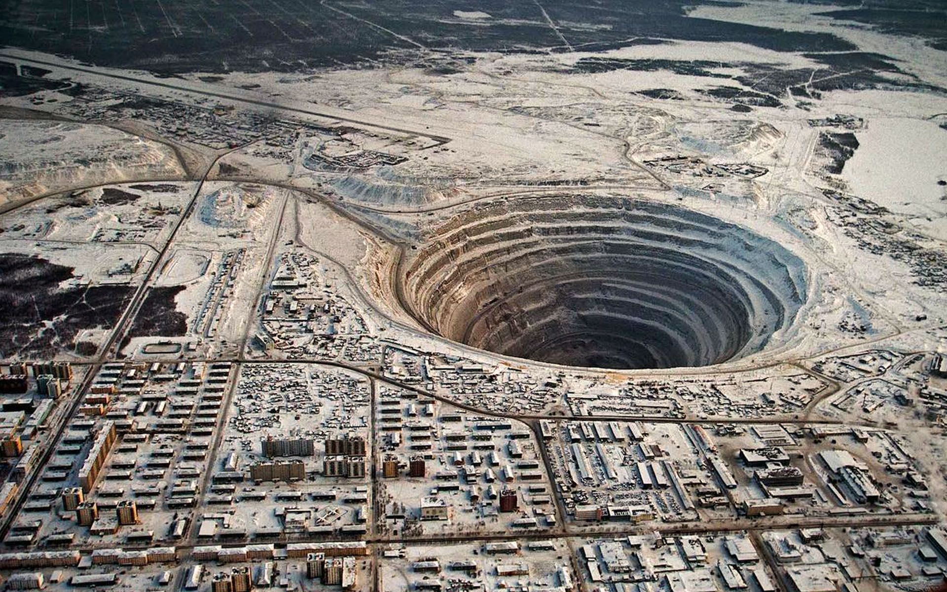 Алмазная шахта в городе Мирный — место, где даже вертолетам запрещено летать 22