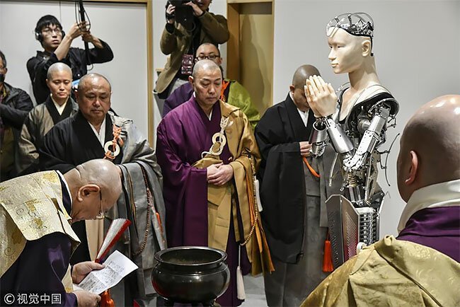 “В ногу со временем”: в древнем японском храме установили робота-буддиста 16