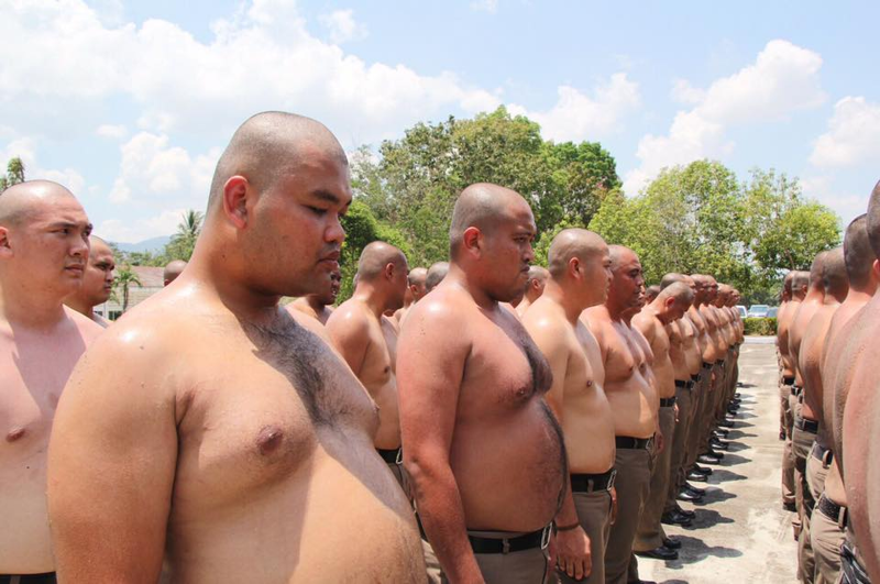 В Таиланде полицейских с лишним весом массово погнали в лагерь для похудения 10