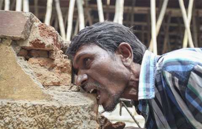 “Пожиратель кирпичей”: мужчина в Индии съел 5 тонн камней и не может объяснить зачем 25