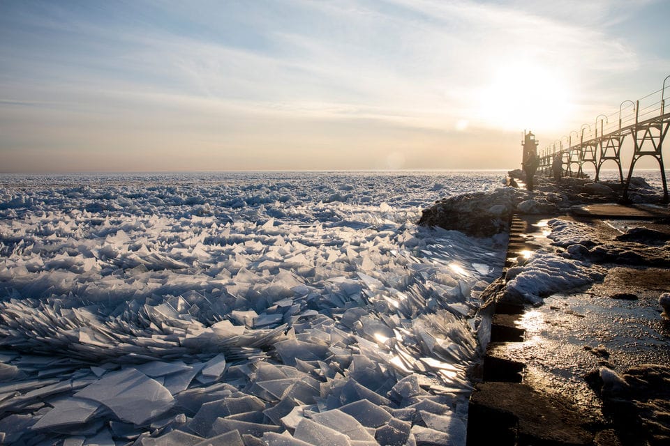 Лёд замёрзшего озера Мичиган рассыпался на осколки. Это редкий и очень эффектный весенний феномен 58
