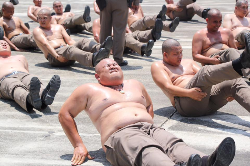 В Таиланде полицейских с лишним весом массово погнали в лагерь для похудения 11