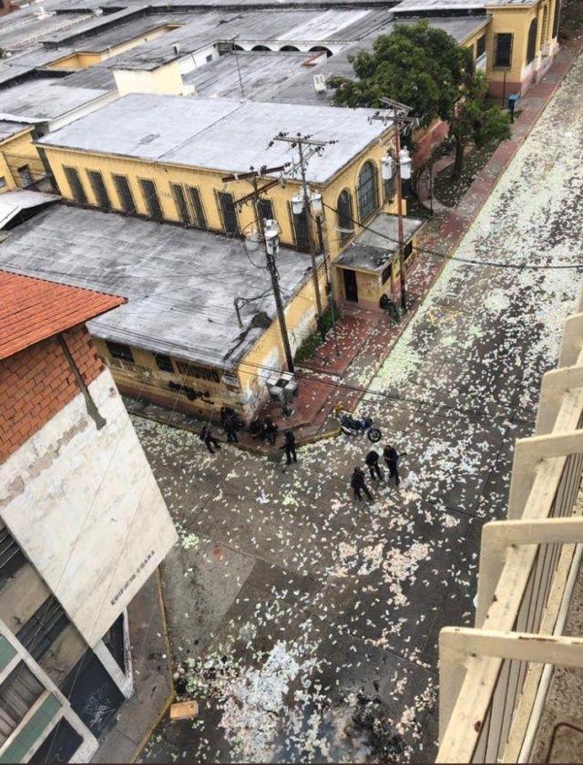 “Денежный дождь”: жители Венесуэлы выкинули обесценившиеся деньги на улицы города 14