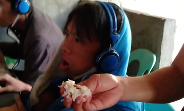 Мама кормит с рук “сына-зомби”, который живет в компьютерном клубе и играет в игры 14