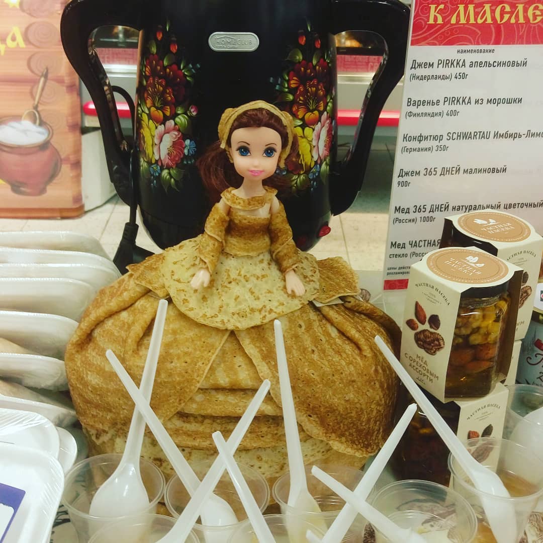 В России есть странная традиция — наряжать кукол в блины. Мы собрали самые крутые работы от кутюр 56
