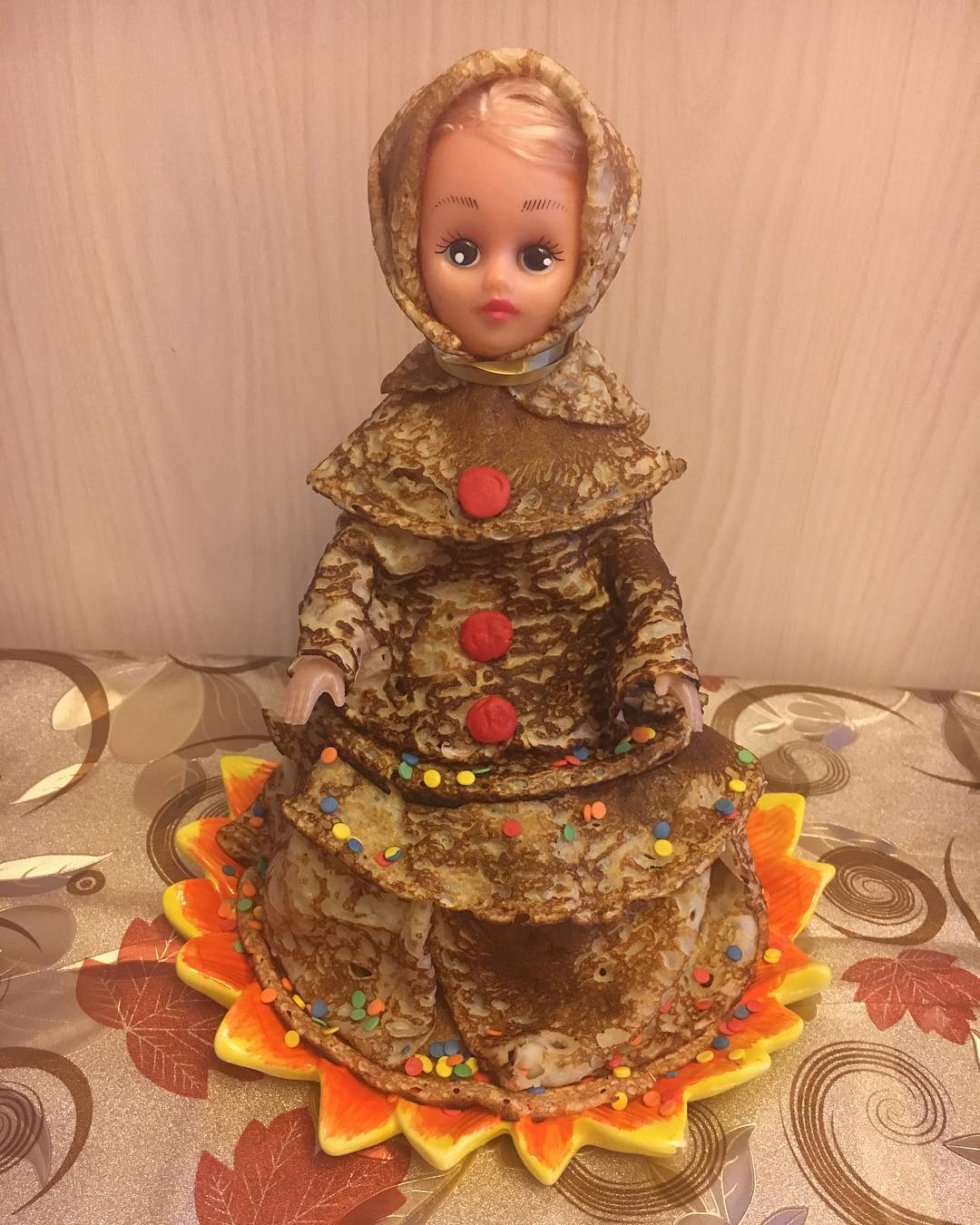 В России есть странная традиция — наряжать кукол в блины. Мы собрали самые крутые работы от кутюр 54