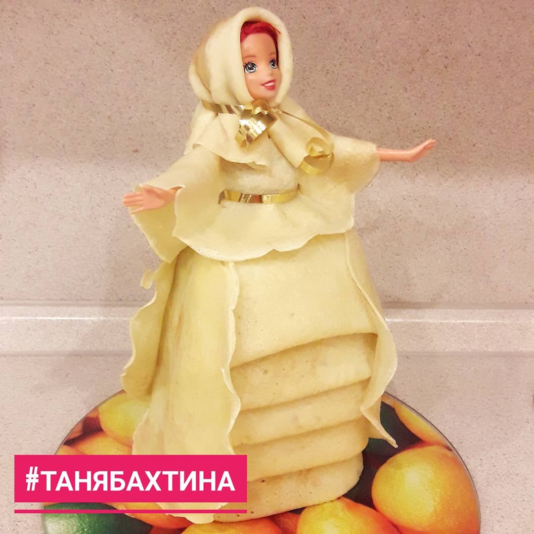 В России есть странная традиция — наряжать кукол в блины. Мы собрали самые крутые работы от кутюр 53