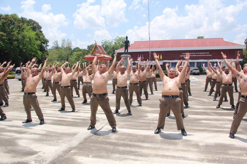 В Таиланде полицейских с лишним весом массово погнали в лагерь для похудения 12
