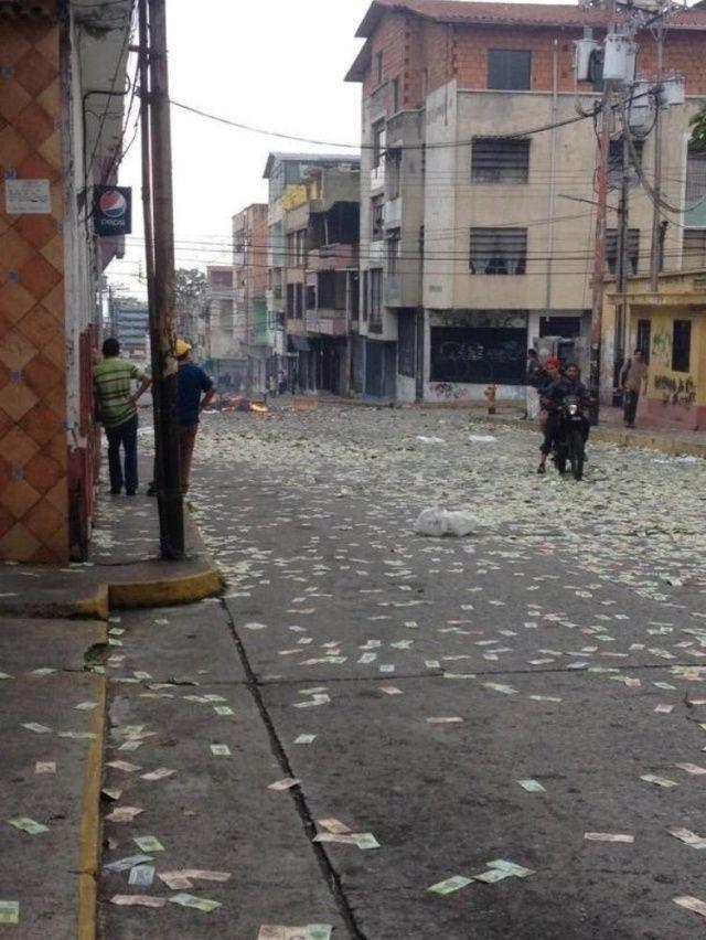 “Денежный дождь”: жители Венесуэлы выкинули обесценившиеся деньги на улицы города 15