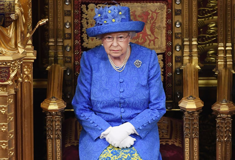 Королева Елизавета удивила британских подданных состоянием своей руки 12