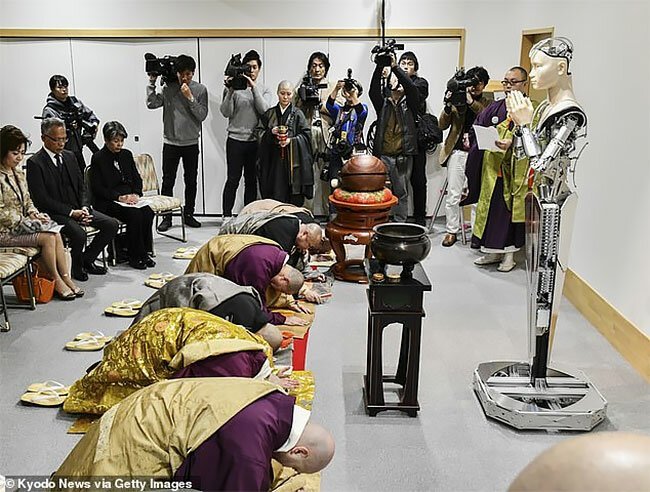 “В ногу со временем”: в древнем японском храме установили робота-буддиста 20