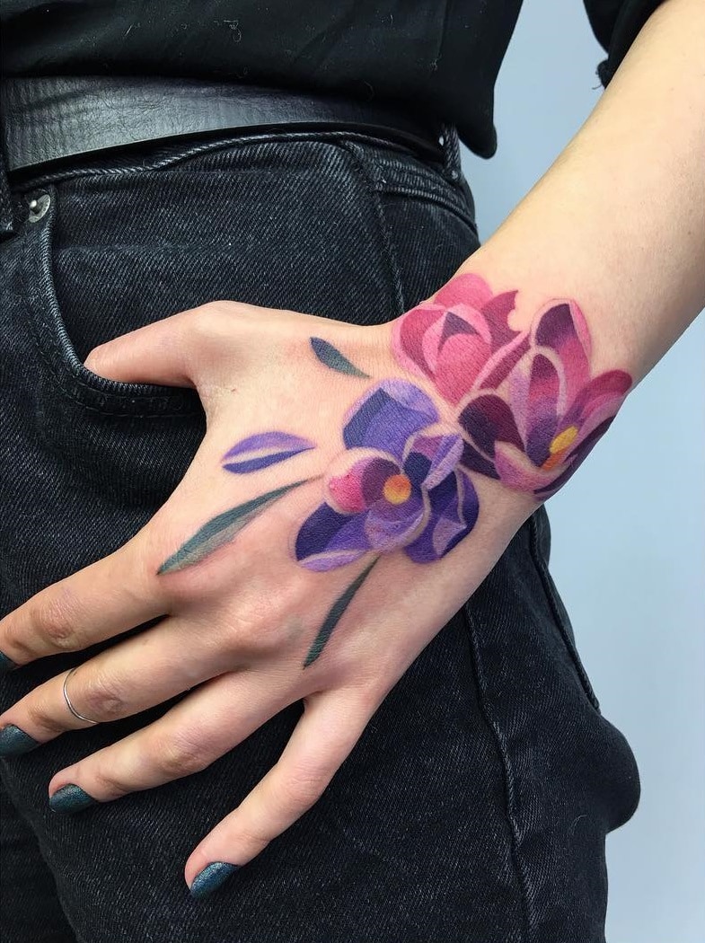 17 цветочных татуировок для тех, кто не любит возиться с живыми растениями 64
