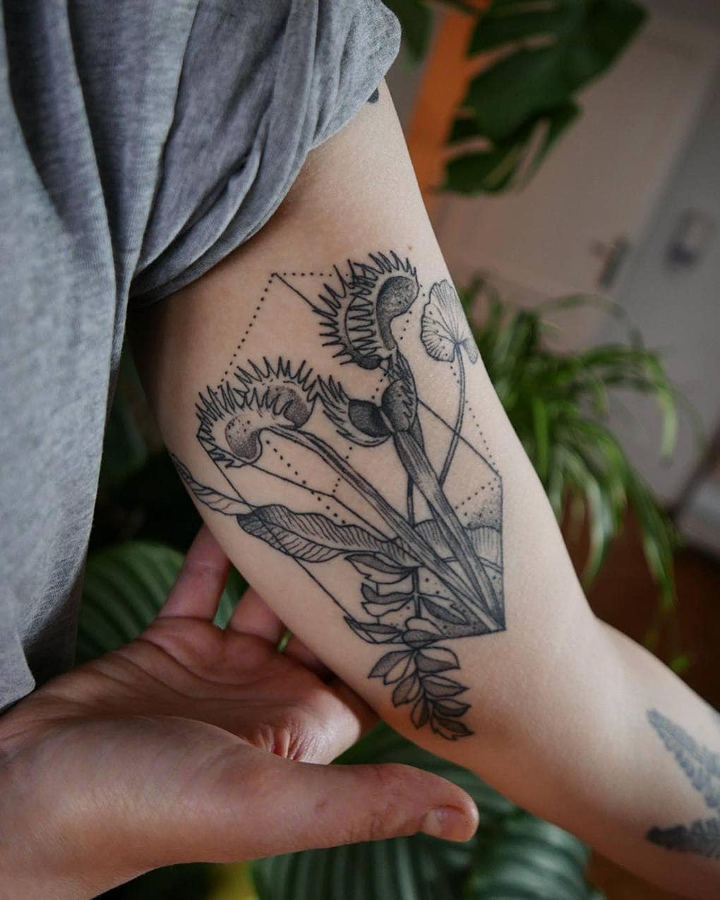 17 цветочных татуировок для тех, кто не любит возиться с живыми растениями 55
