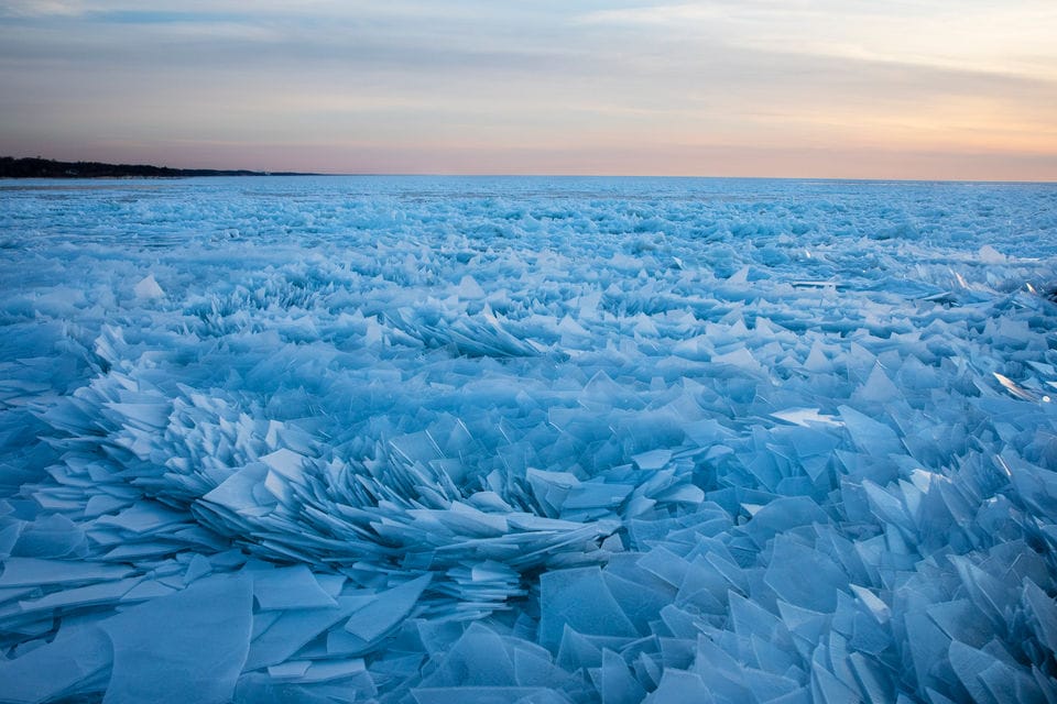 Лёд замёрзшего озера Мичиган рассыпался на осколки. Это редкий и очень эффектный весенний феномен 60