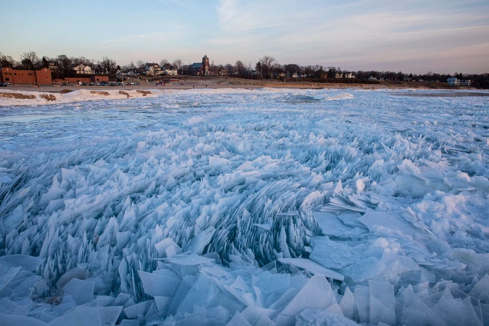 Лёд замёрзшего озера Мичиган рассыпался на осколки. Это редкий и очень эффектный весенний феномен 63