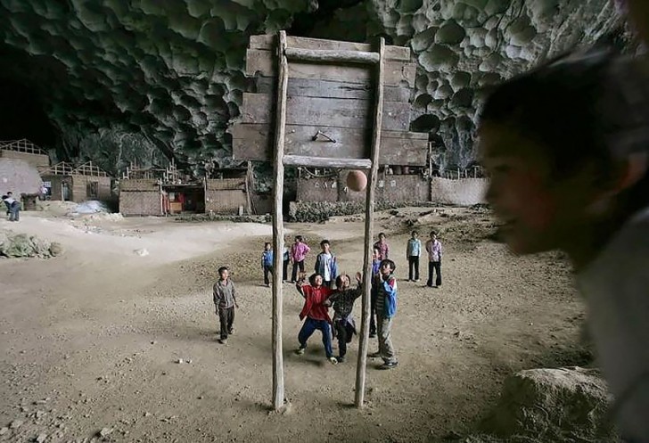 “Люди подземелья”: гигантская пещера в Китае, в которой живет целая деревня 24