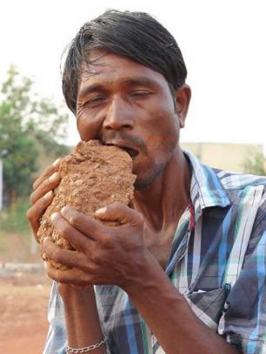 “Пожиратель кирпичей”: мужчина в Индии съел 5 тонн камней и не может объяснить зачем 31