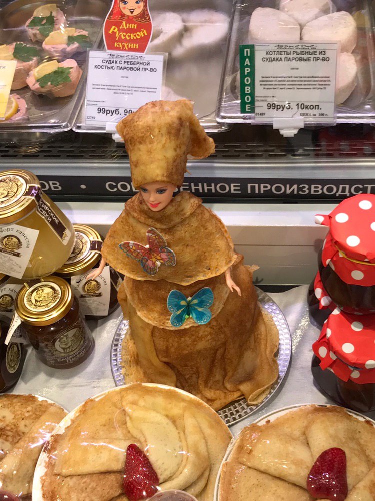 В России есть странная традиция — наряжать кукол в блины. Мы собрали самые крутые работы от кутюр 49