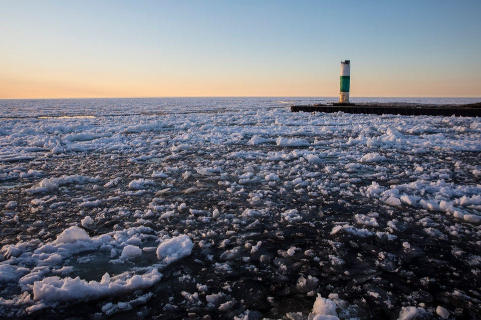 Лёд замёрзшего озера Мичиган рассыпался на осколки. Это редкий и очень эффектный весенний феномен 57