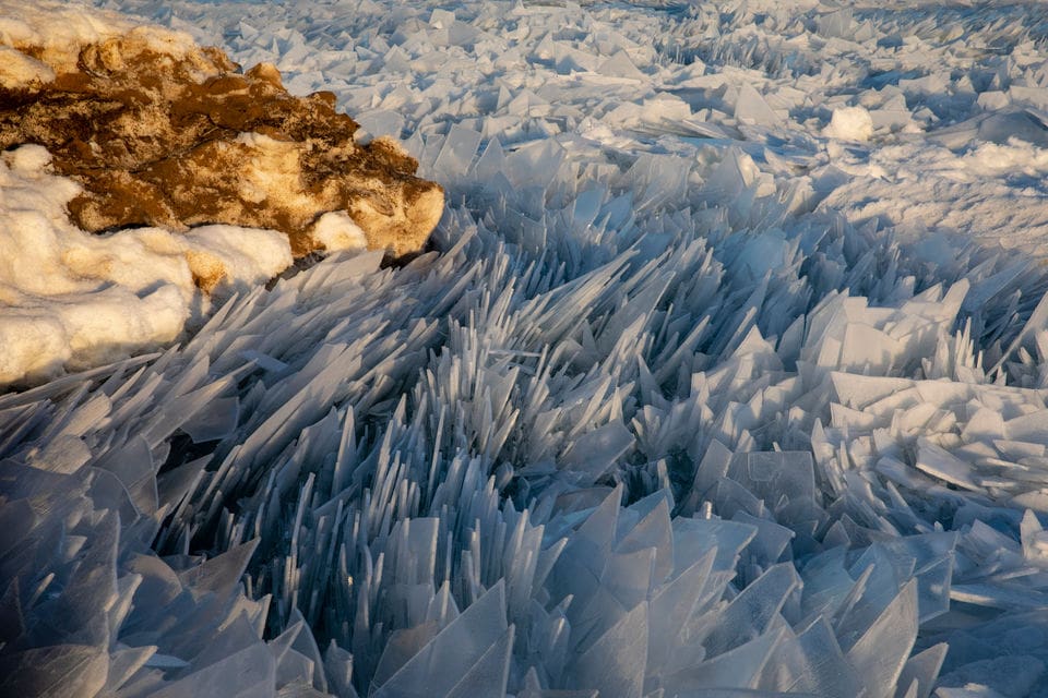 Лёд замёрзшего озера Мичиган рассыпался на осколки. Это редкий и очень эффектный весенний феномен 55