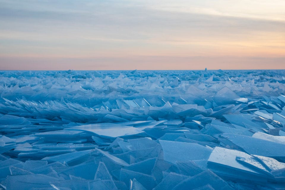 Лёд замёрзшего озера Мичиган рассыпался на осколки. Это редкий и очень эффектный весенний феномен 52