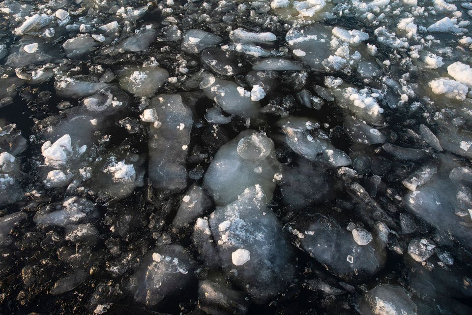 Лёд замёрзшего озера Мичиган рассыпался на осколки. Это редкий и очень эффектный весенний феномен 56