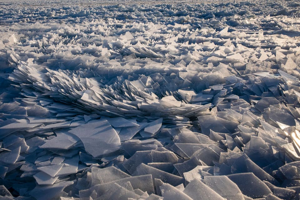 Лёд замёрзшего озера Мичиган рассыпался на осколки. Это редкий и очень эффектный весенний феномен 50