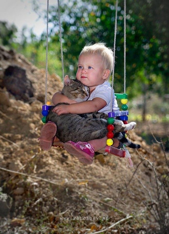 23 очаровательные фотографии, доказывающие, что вашему ребенку нужен кот 43