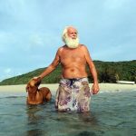 История разорившегося миллионера, который коротает дни на необитаемом острове с манекеном и собакой