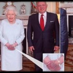 Королева Елизавета удивила британских подданных состоянием своей руки