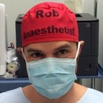 Анестезиолог подписал свою шапку, и теперь так делают врачи по всему миру