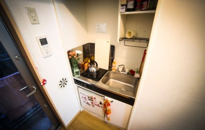 Встроенная кухня крошечной квартиры площадью 8 кв метров Фото livingbiginatinyhousecom