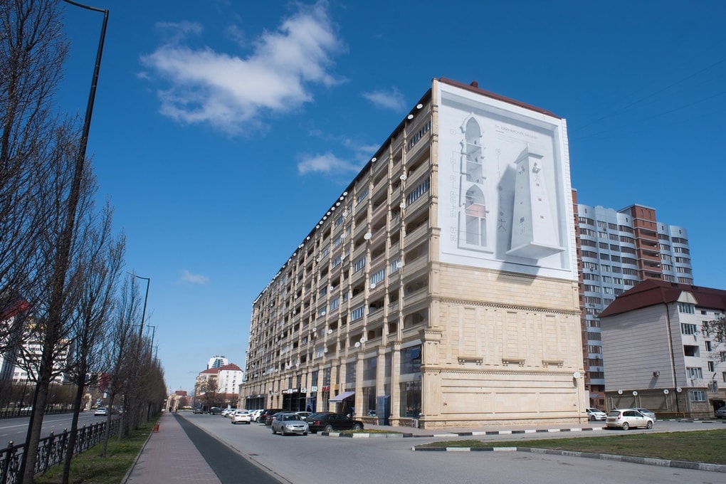 Если вы не ходите в музеи, то музеи идут к вам: на улицах Грозного появились граффити с экспонатами 35