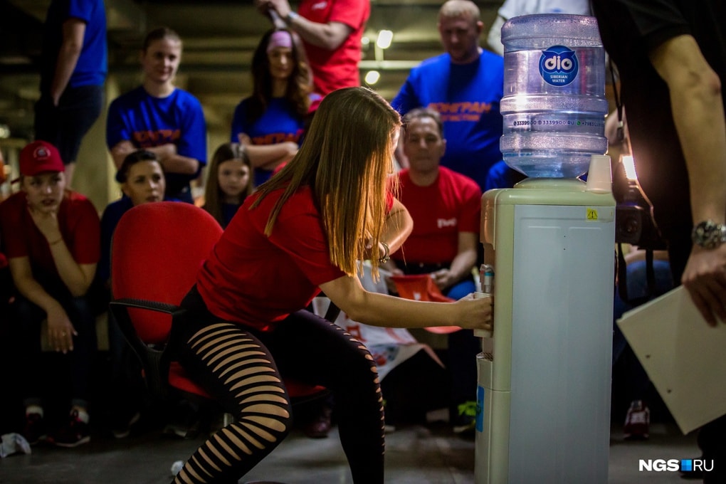 Боулинг с бутылками и гонки на стульях: в Новосибирске прошёл чемпионат по офисным видам спорта 23