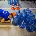 Боулинг с бутылками и гонки на стульях: в Новосибирске прошёл чемпионат по офисным видам спорта