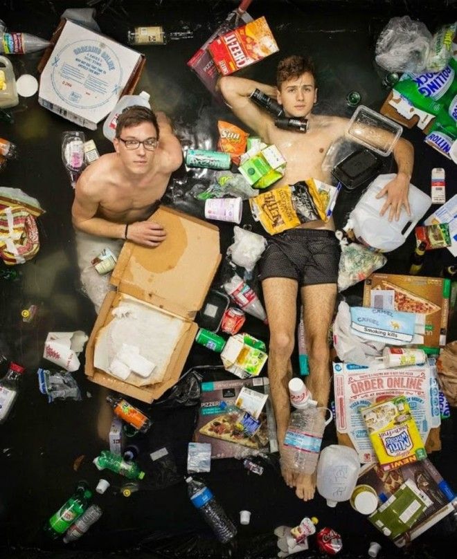 Шокирующие фото: сколько мусора производит человек всего за неделю 38