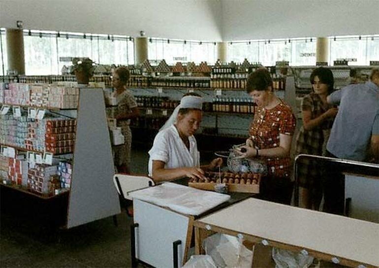 15+ жизненных фотографий о том, как мы ходили в советские магазины 109