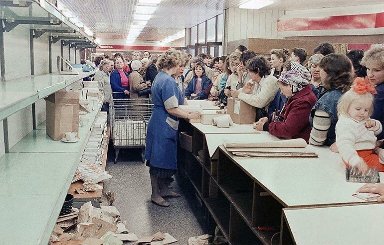 15+ жизненных фотографий о том, как мы ходили в советские магазины 112