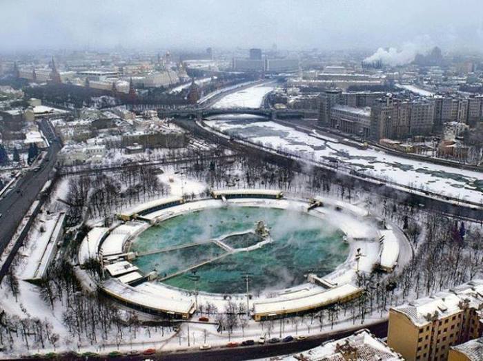 «Москва»: самый большой бассейн СССР, который построили на месте взорванного храма Христа Спасителя 23