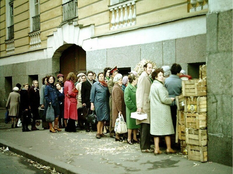 15+ жизненных фотографий о том, как мы ходили в советские магазины 96